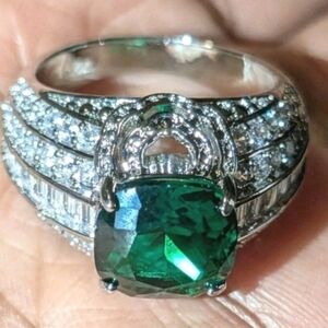 Elegant Silver and Green Gemstone Ring Sz 9